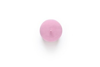 Beyaz arkaplan görünümünde pembe mum.