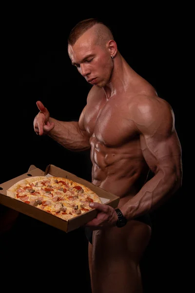 Hemdloser Athlet mit Pizza — Stockfoto