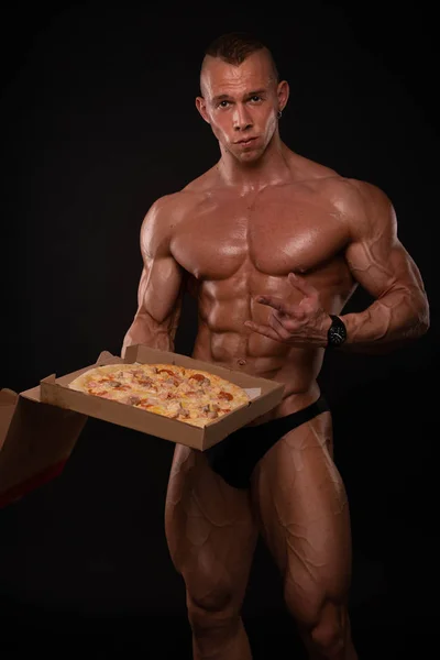 Hemdloser Athlet mit Pizza — Stockfoto
