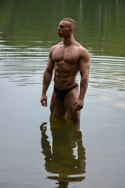 Modello al lago — Foto Stock