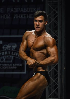 Bodybuilder onun fiziği gösterir 