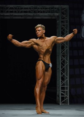 Erkek vücut geliştirmeci kasları esneler 