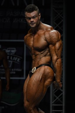 Bodybuilder onun fiziği gösterir 
