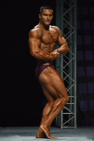 Bodybuilder toont zijn lichaamsbouw — Stockfoto