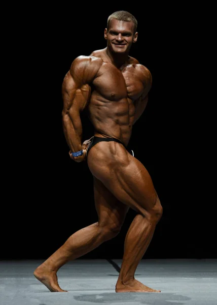 Bodybuilder avec une pose triceps — Photo