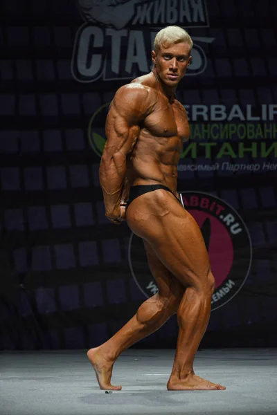 Bodybuilder with a triceps pose — Stock Photo, Image
