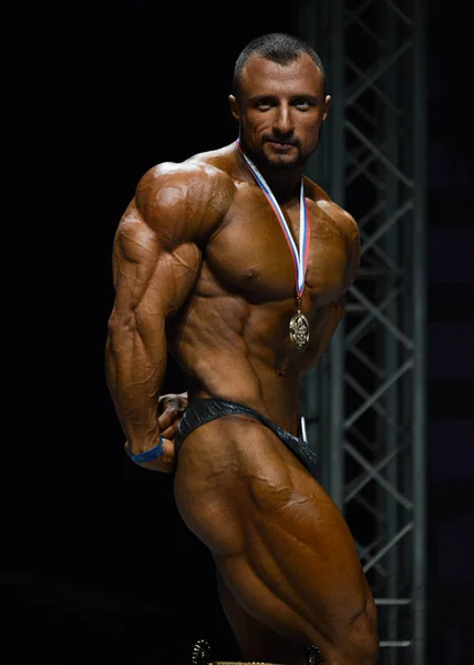 Bodybuilder met een triceps pose — Stockfoto