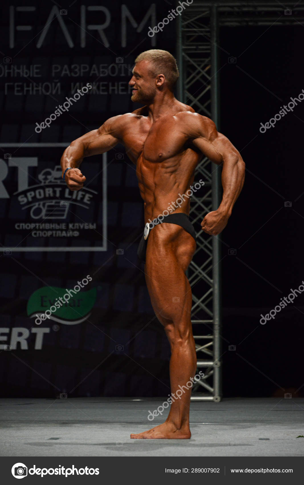 Мужчина-Культурист Сгибает Мышцы – Стоковое Редакционное Фото.