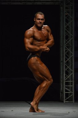 Erkek vücut geliştirmeci kasları esneler 