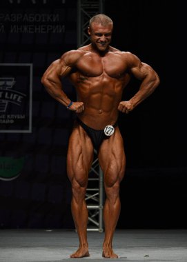 Erkek vücut geliştirmeci kasları esneler 