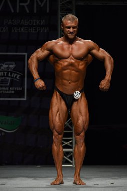 Erkek vücut geliştirmeci kasları esneler 