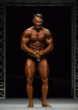 Erkek vücut geliştirmeci kasları esneler 