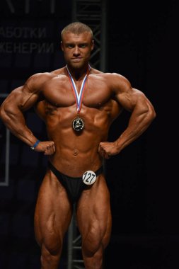 Erkek vücut geliştirmeci kasları esneler 