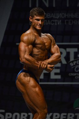 Erkek vücut geliştirmeci kasları esneler 