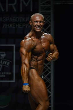 Erkek vücut geliştirmeci kasları esneler 