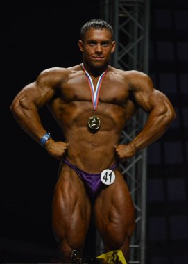 Erkek vücut geliştirmeci kasları esneler 