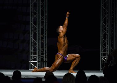 Erkek vücut geliştirmeci kasları esneler 