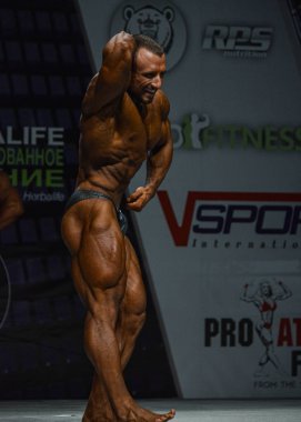 Erkek vücut geliştirmeci kasları esneler 