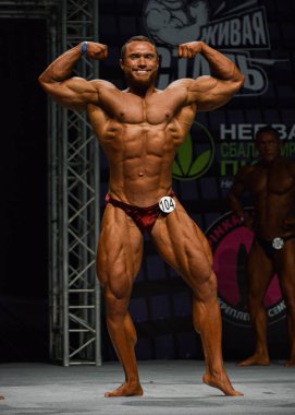 Erkek vücut geliştirmeci kasları esneler 