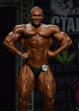 Erkek vücut geliştirmeci kasları esneler 