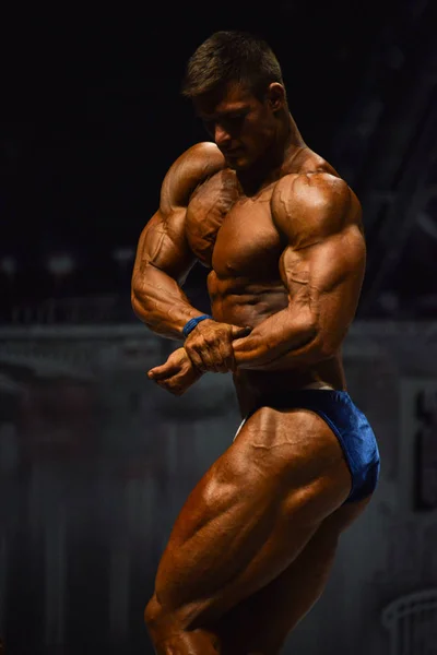 Bodybuilder masculin fléchit ses muscles — Photo