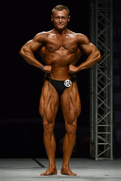 Maschio bodybuilder flette i muscoli — Foto Stock