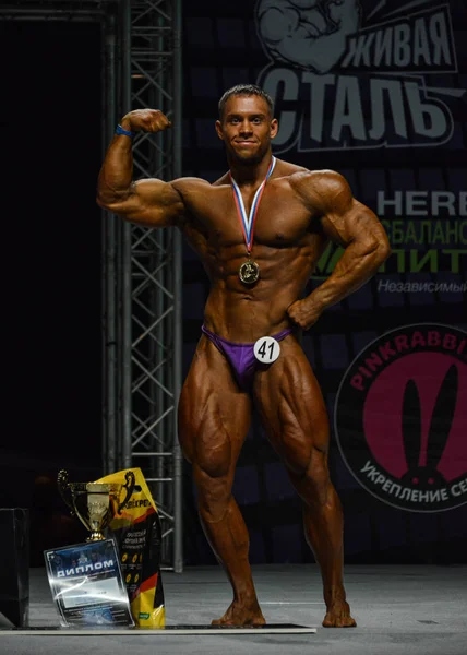 Erkek vücut geliştirmeci kasları esneler 