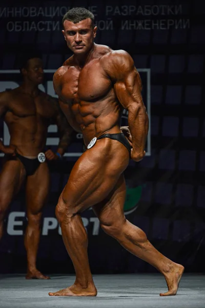 Mannelijke bodybuilder buigt zijn spieren — Stockfoto