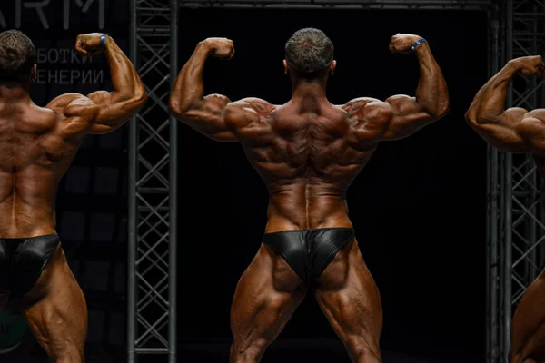 Mannelijke bodybuilder buigt zijn spieren — Stockfoto