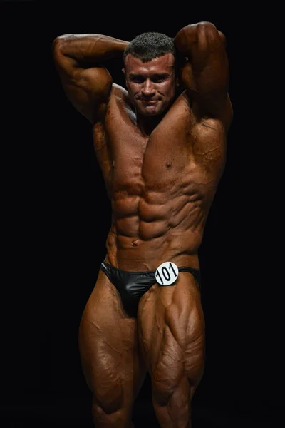Manliga bodybuilder flexar hans muskler — Stockfoto