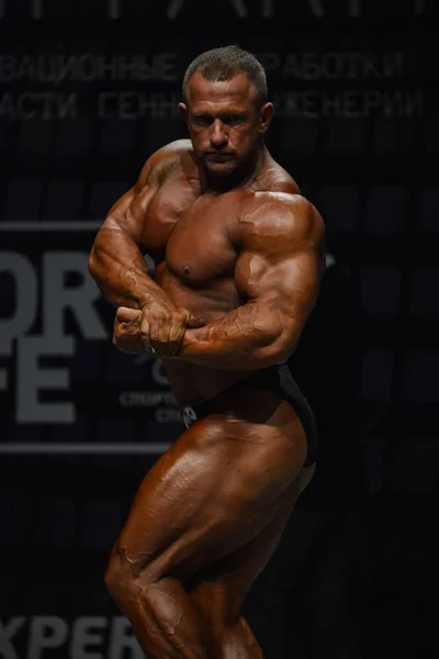 Αρσενικό bodybuilder τεντώνει τους μύες του — Φωτογραφία Αρχείου