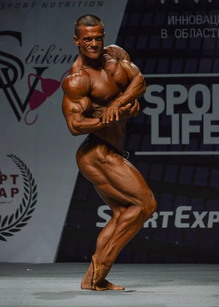 Mannelijke bodybuilder buigt zijn spieren — Stockfoto