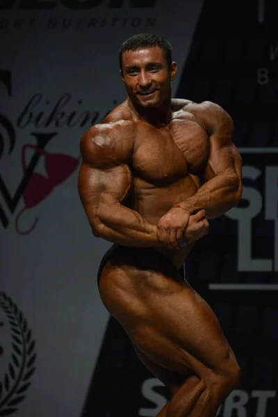 Mannelijke bodybuilder buigt zijn spieren — Stockfoto