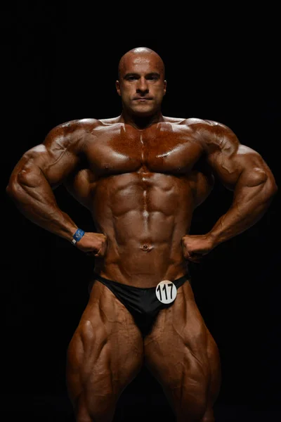 Bodybuilder masculin fléchit ses muscles — Photo