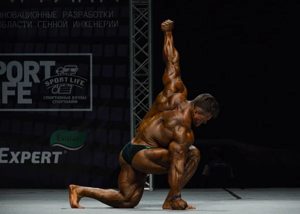 Hombre culturista flexiona sus músculos — Foto de Stock