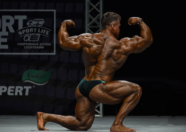 Mannelijke bodybuilder buigt zijn spieren — Stockfoto