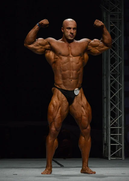 Mannelijke bodybuilder buigt zijn spieren — Stockfoto