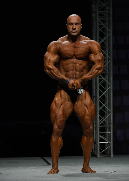 Maschio bodybuilder flette i muscoli — Foto Stock