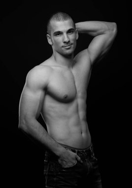 genç vücut geliştirmeci