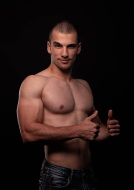 genç vücut geliştirmeci