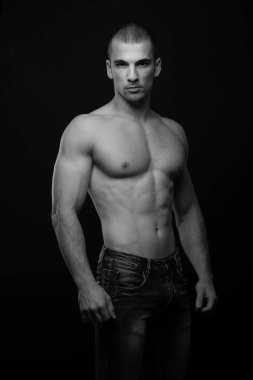 genç vücut geliştirmeci