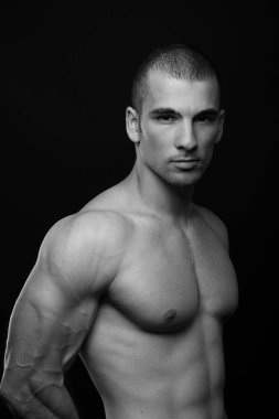 genç vücut geliştirmeci