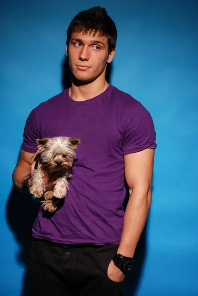 Modelo Masculino Posa Com Cachorro — Fotografia de Stock