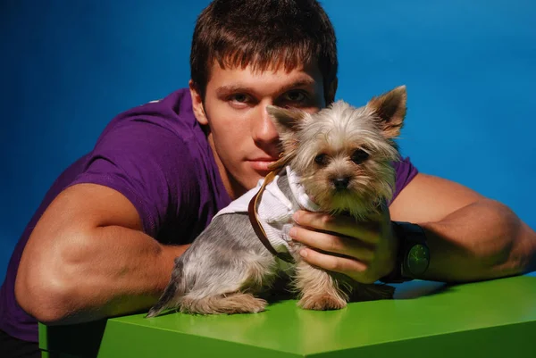Modelo Masculino Posa Com Cachorro — Fotografia de Stock
