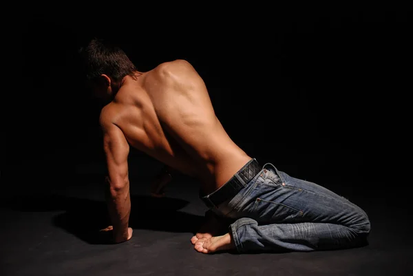 Svalnatý Mužský Model Ukazující Záda — Stock fotografie