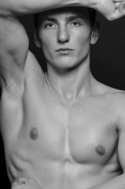 Stüdyoda poz veren kaslı adamın portresi.