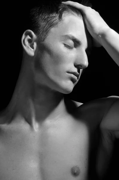 スタジオでポーズをとる筋肉の男の肖像 — ストック写真
