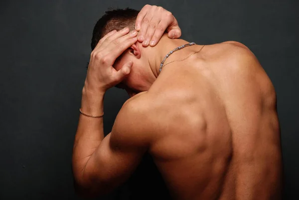 背中を示す筋肉質の男性モデル — ストック写真
