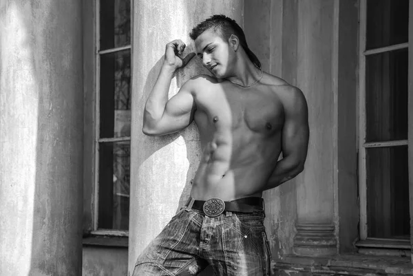 Fitness Modelo Masculino Posando Livre — Fotografia de Stock