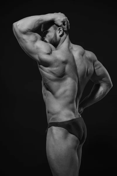 Musculado Modelo Masculino Mostrando Suas Costas — Fotografia de Stock